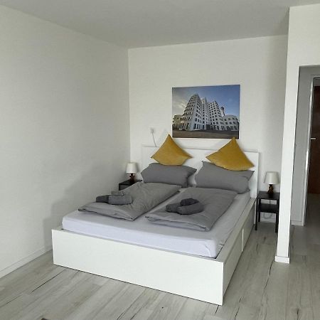 Apartment Rhein - Central - Balcony - Tradefair Нойс Экстерьер фото